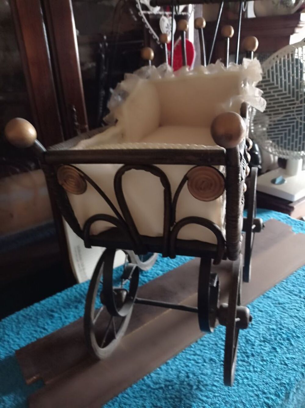 Poussette d&eacute;corative vintage en bois avec capote en dentelle 