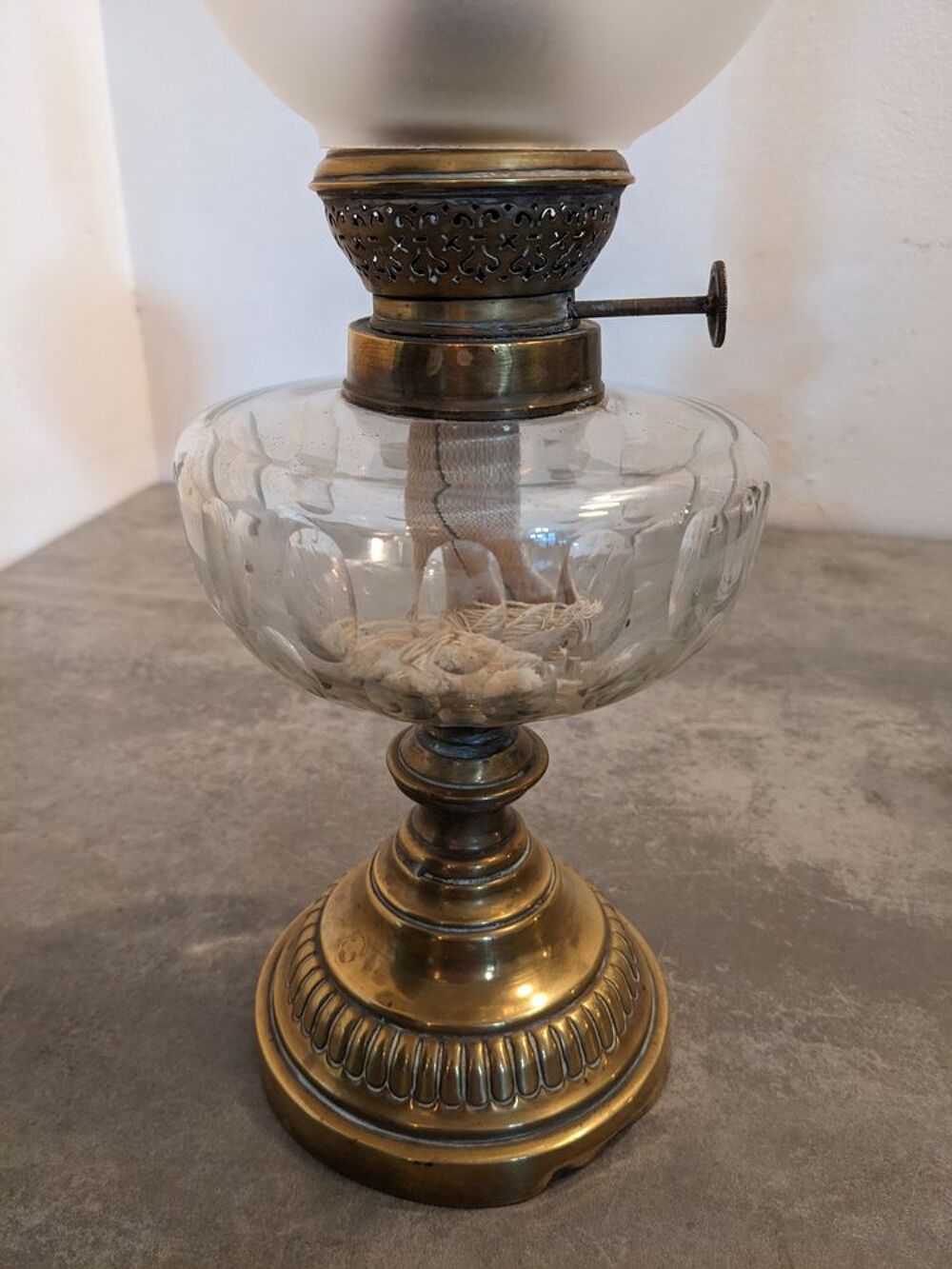 Grande lampe &agrave; p&eacute;trole a globe &eacute;poque Napol&eacute;on III verre ou Décoration