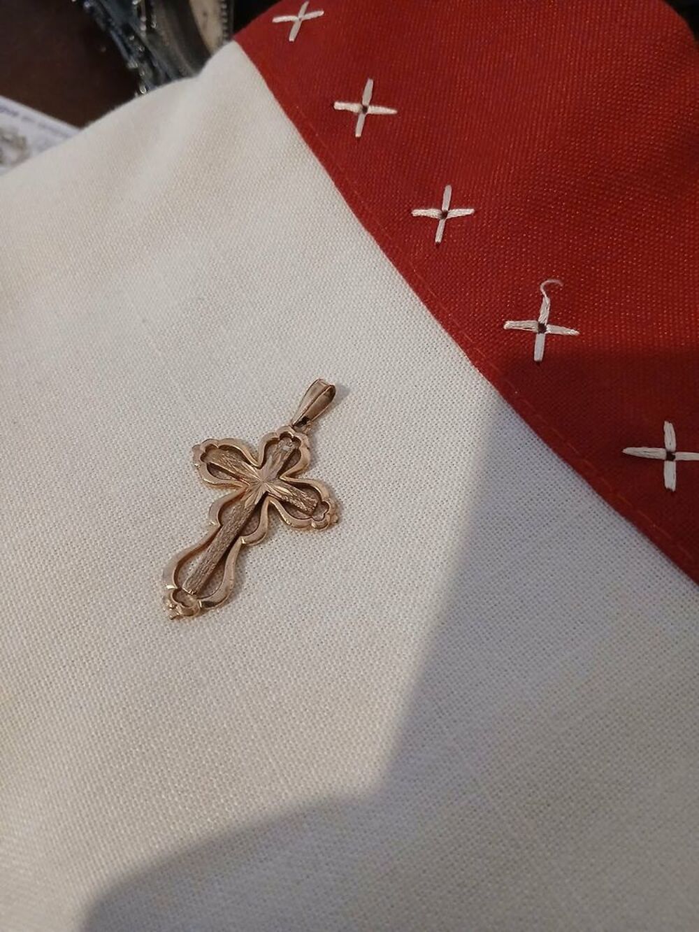  Croix de Lourdes styl&eacute;e plaqu&eacute;e or N&deg;1443
Bijoux et montres