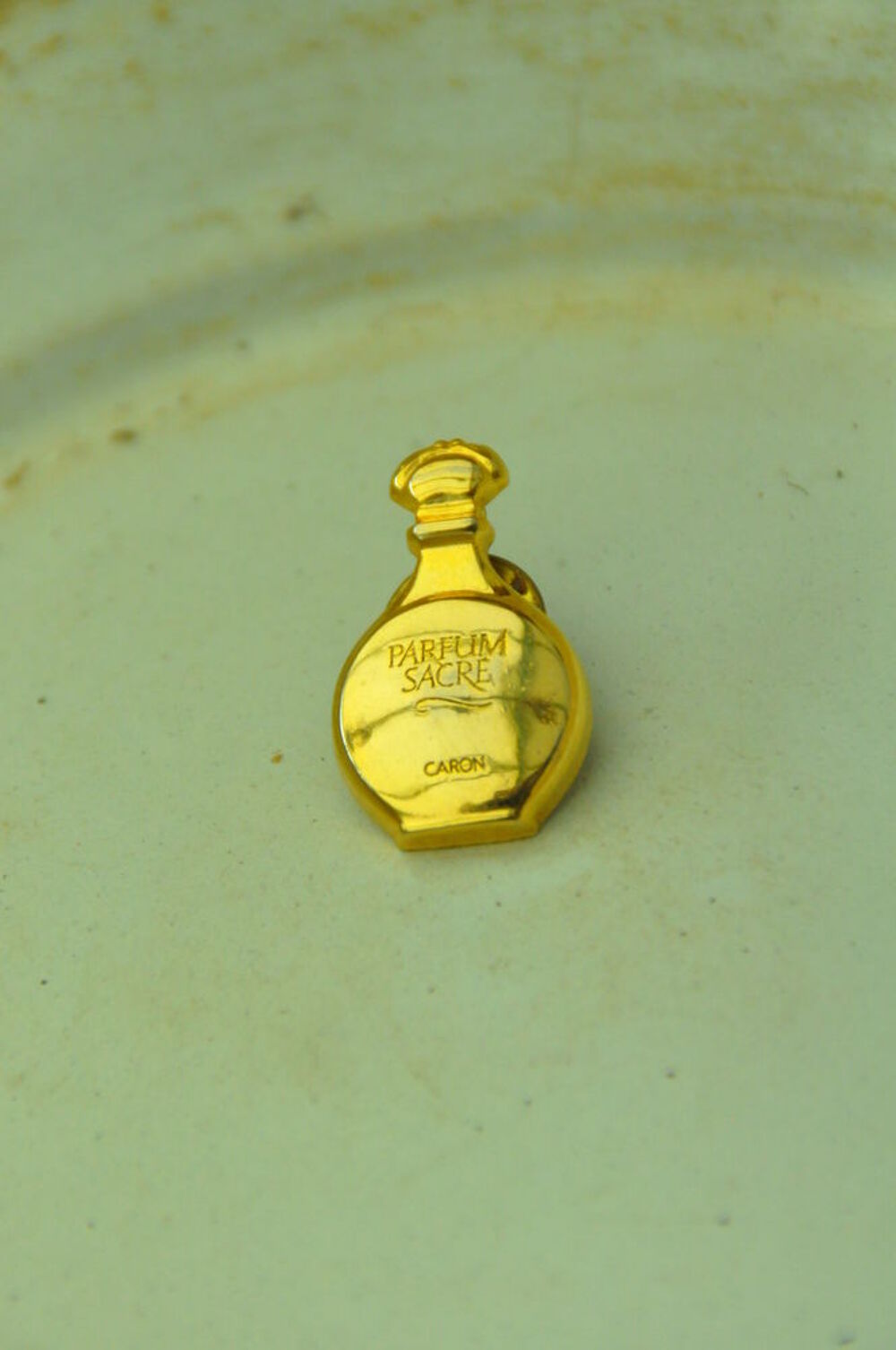 Pin's Parfum Sacr&eacute; de Caron 