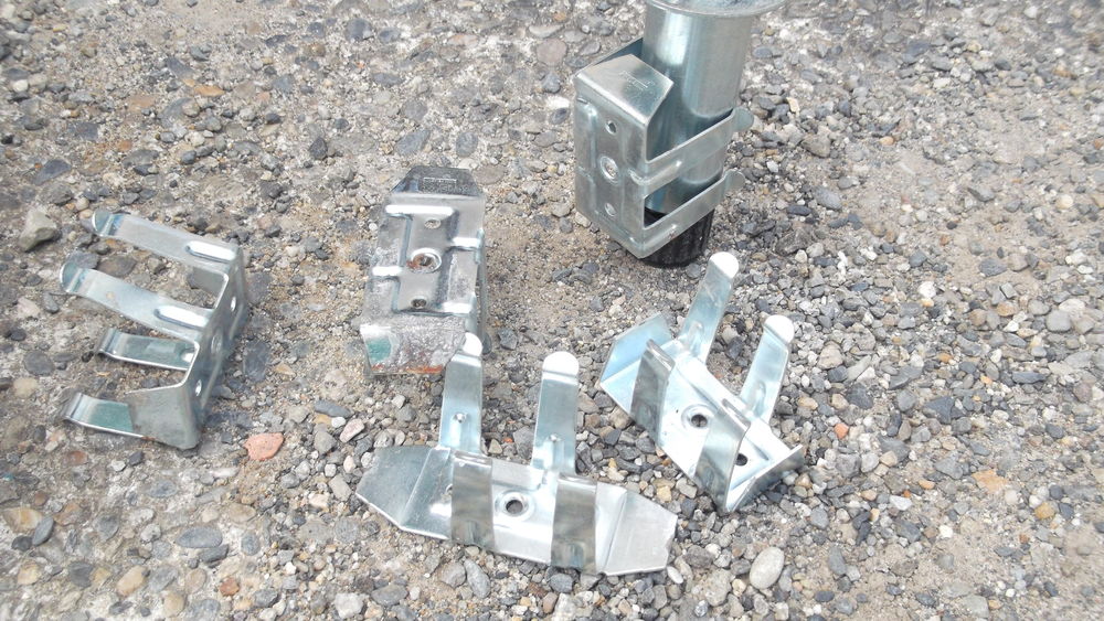 Pieds r&eacute;glables charni&egrave;res attaches plinthes Bricolage
