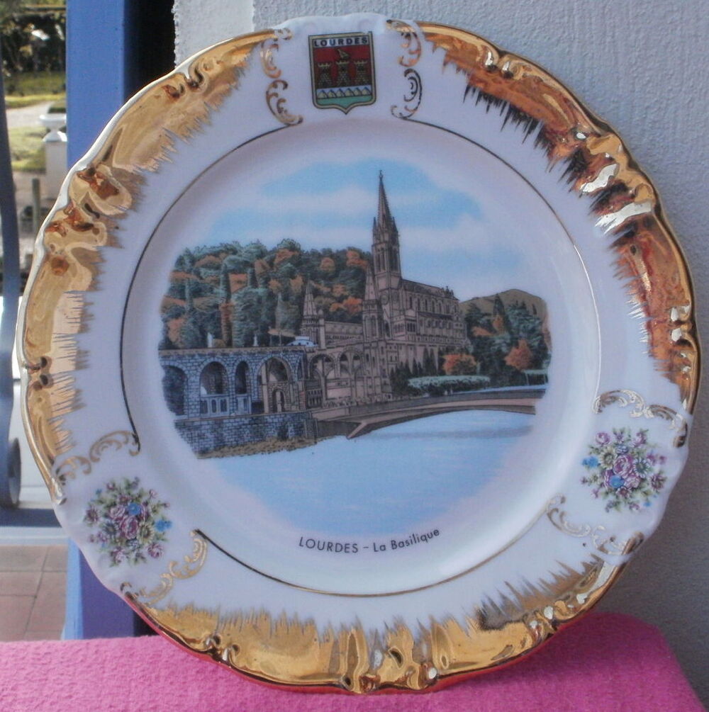 Assiette d&eacute;co BASILIQUE de LOURDES porcelaine Chwarzenbach Décoration