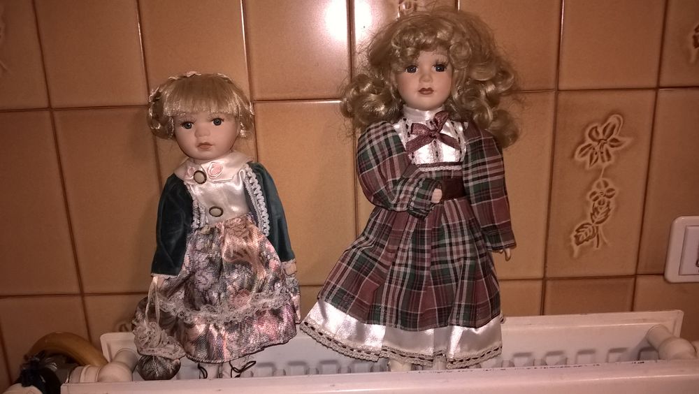 Anciennes poup&eacute;es de porcelaine. 