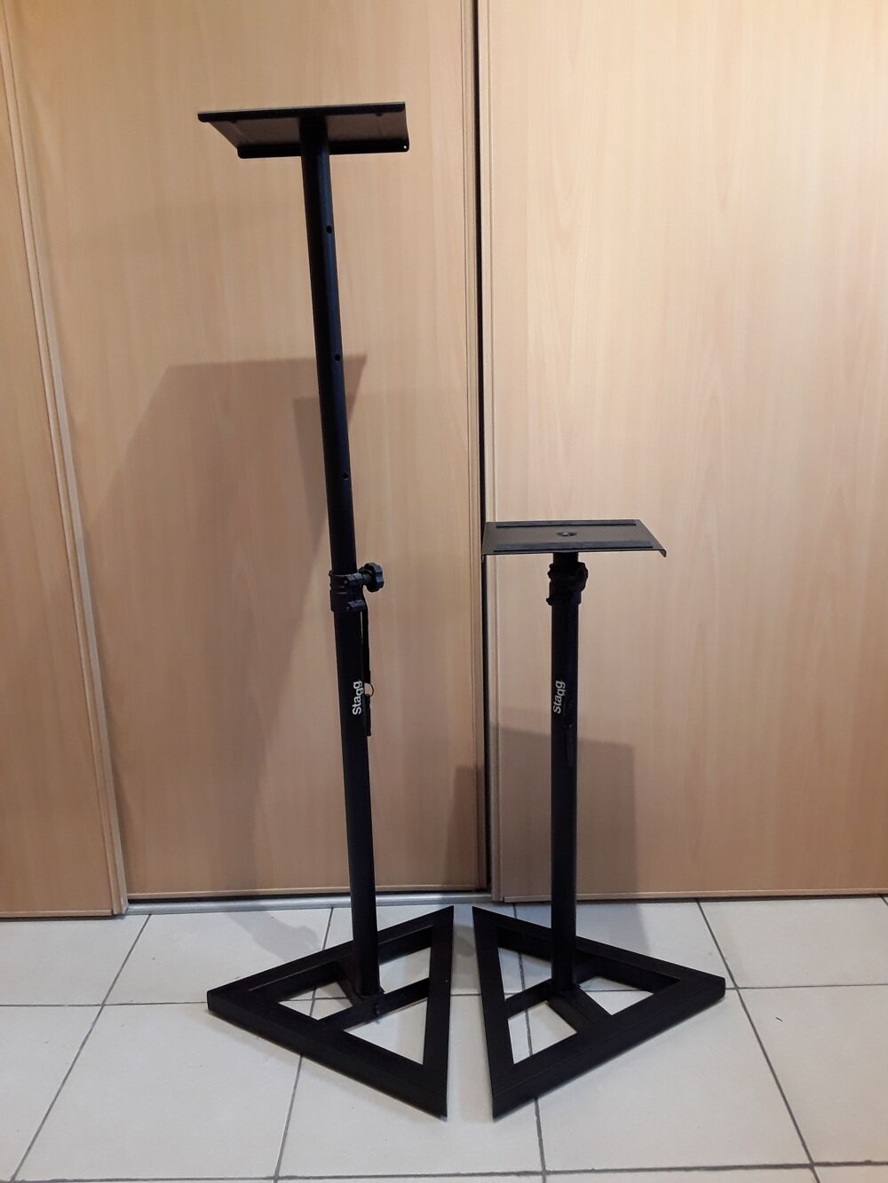 2 pieds d'enceintes Stagg Audio et hifi