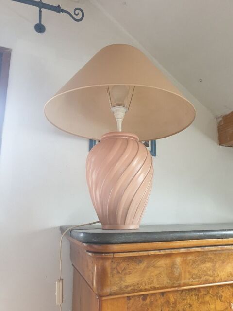 Lampe à poser rose
15 Mouxy (73)