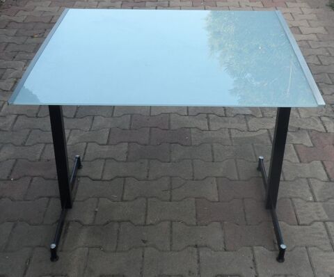 Table vintage plateau en verre opaque bleuté et pieds métal 100 Castries (34)