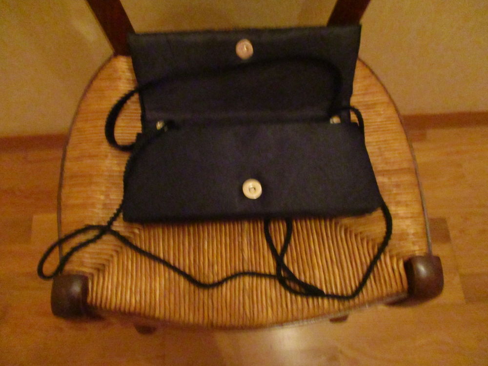 sac noir NEUF en tissus avec bandouli&egrave;re (c&eacute;r&eacute;monie ou autre Maroquinerie