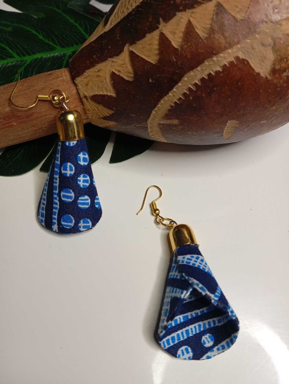 Boucle d'oreille forme c&ocirc;ne, customis&eacute;e en tissu pagne, tissu Ndop Ouest Cameroun. Bijoux et montres