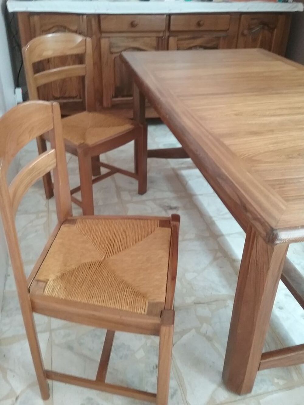 Belle et grande table rectangulaire et ses 4 chaises assorti Meubles