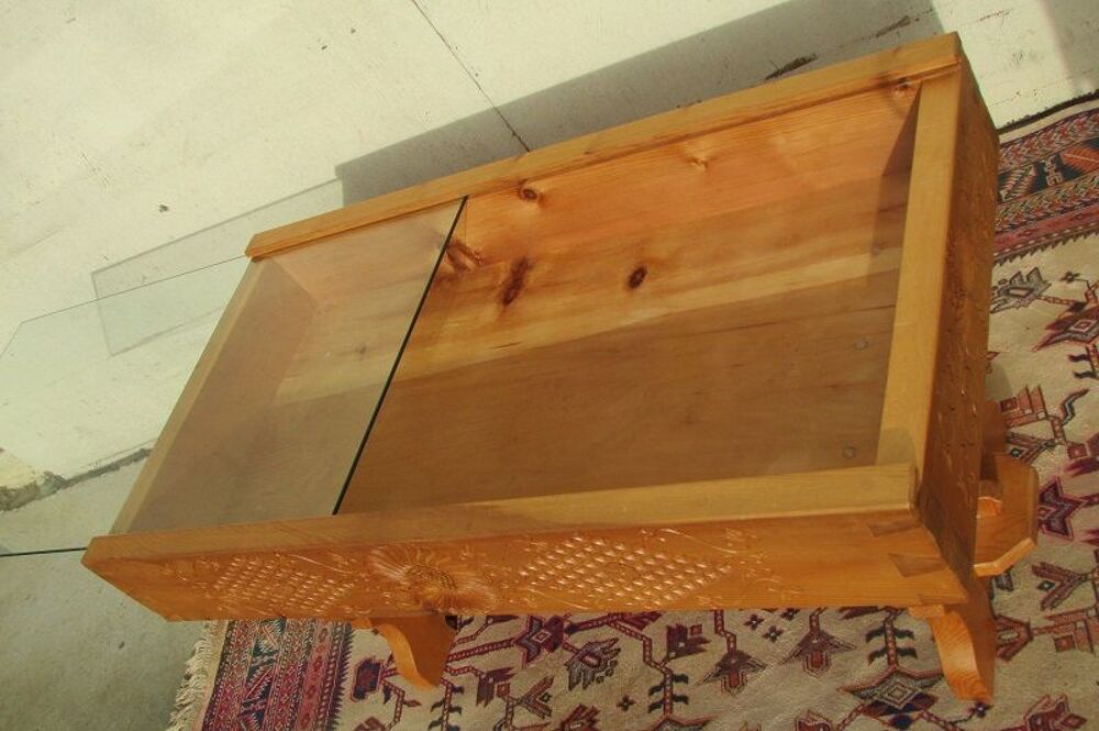 Table de salon en pin, tr&egrave;s typ&eacute;e , vitrine Meubles