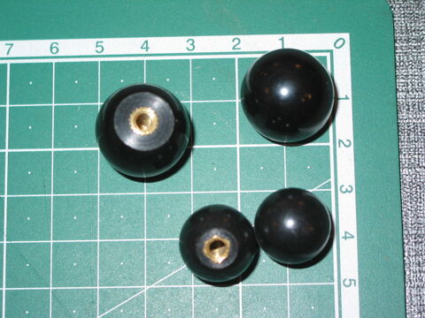 4 boules en bak�lite 2 de 20 mm + 2 de 15 mm filet�es 4 mm b 10 Marseille 13 (13)