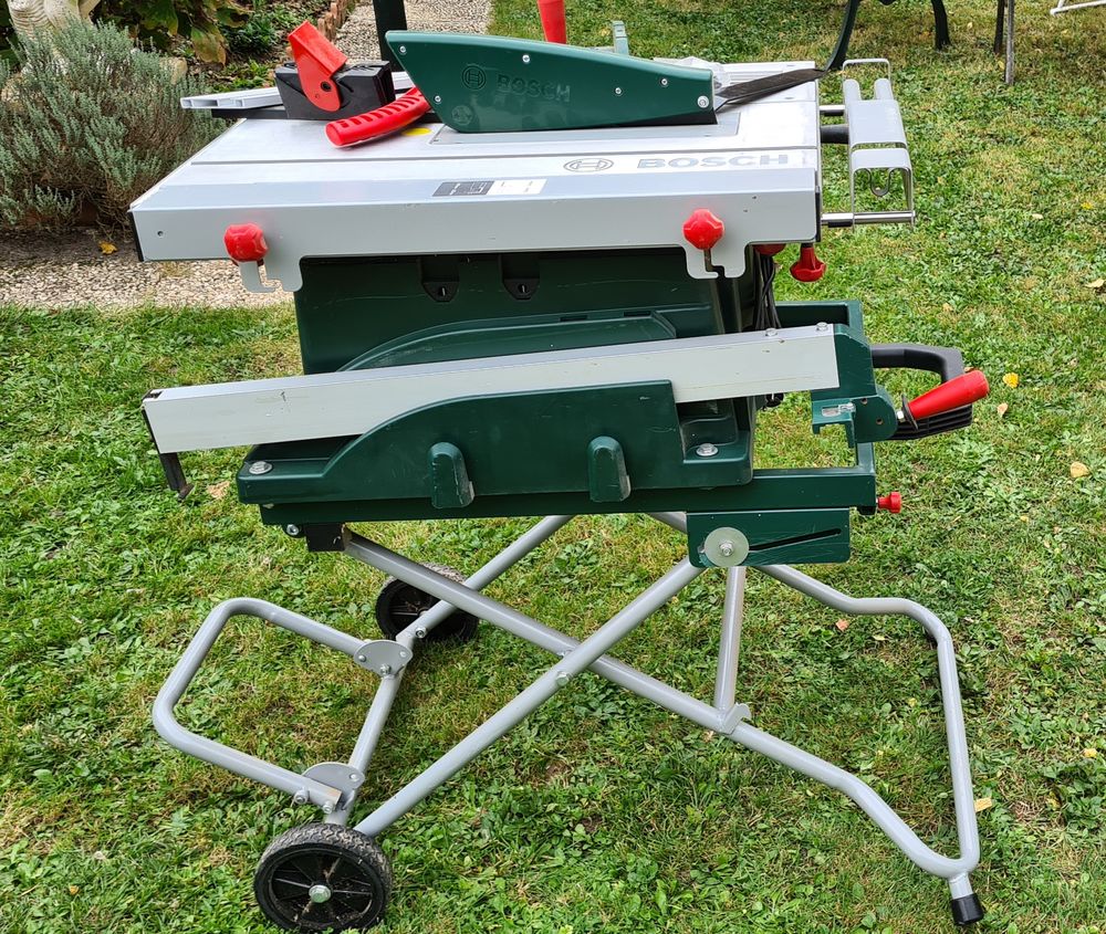 Scie Bosch PTS 10 avec pi&egrave;tement &agrave; roulettes Bricolage