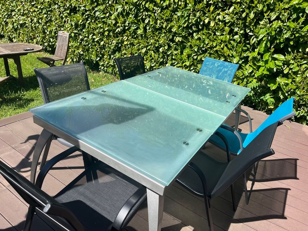 Table de salle &agrave; manger extensible. Meubles