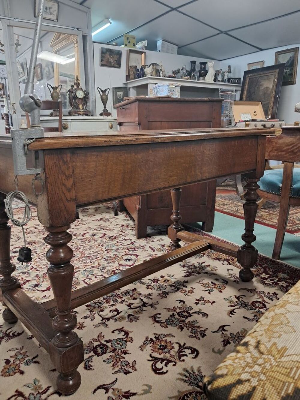 Bureau ancien en ch&ecirc;ne clair milieu XX&egrave;me Meubles