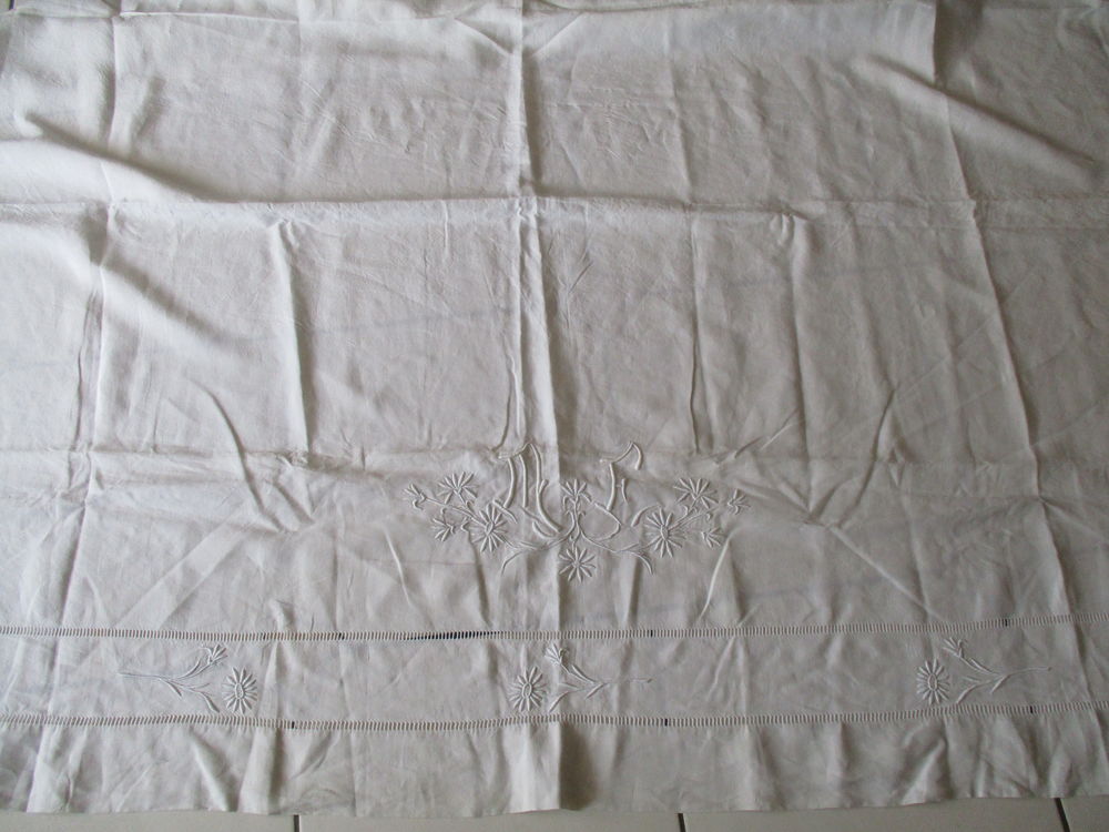 Drap brod&eacute; fleurs Décoration
