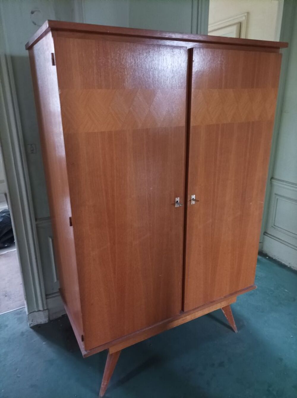 une armoire en tr&egrave;s bonne &eacute;tat. Meubles