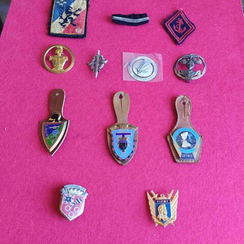 lot de 11  insignes  militaires 20 Mayenne (53)