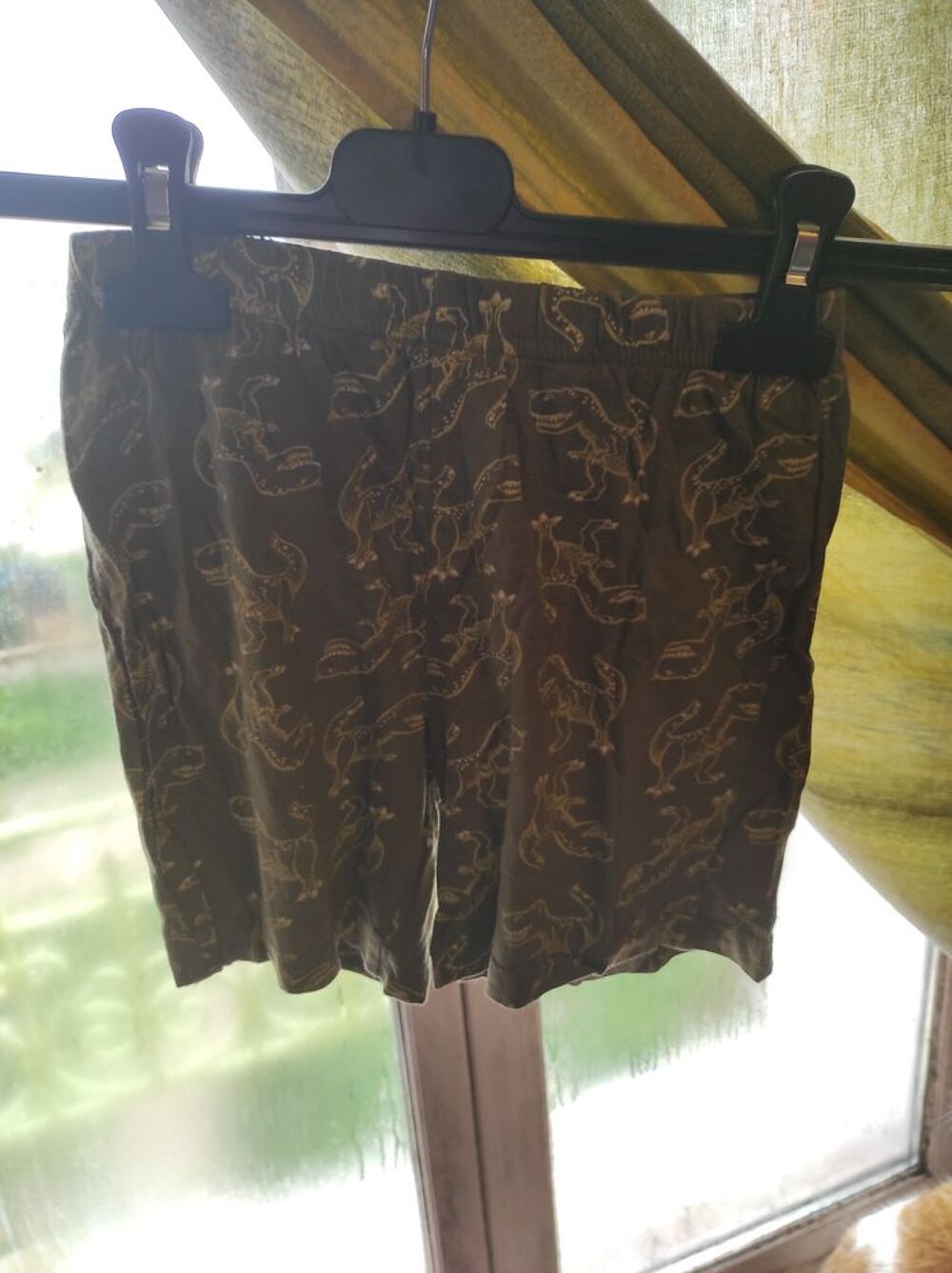 A vendre5€ ensemble short taille 6 ans et un autre t14ans Vêtements enfants