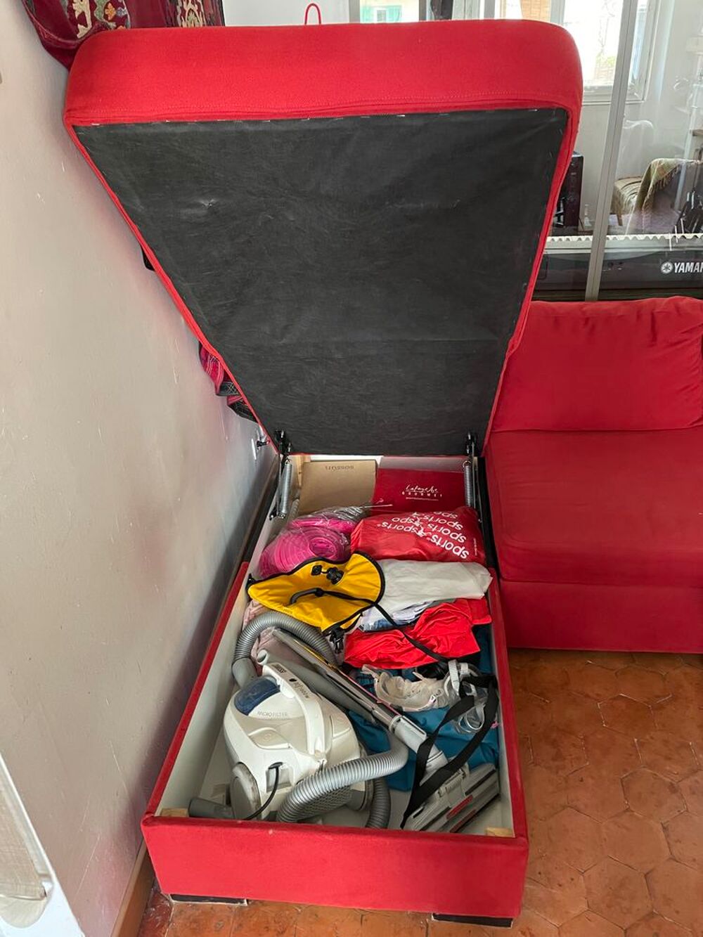 canap&eacute; rouge 3 pl + m&eacute;ridienne (coffre de rangement) bon &eacute;ta Meubles