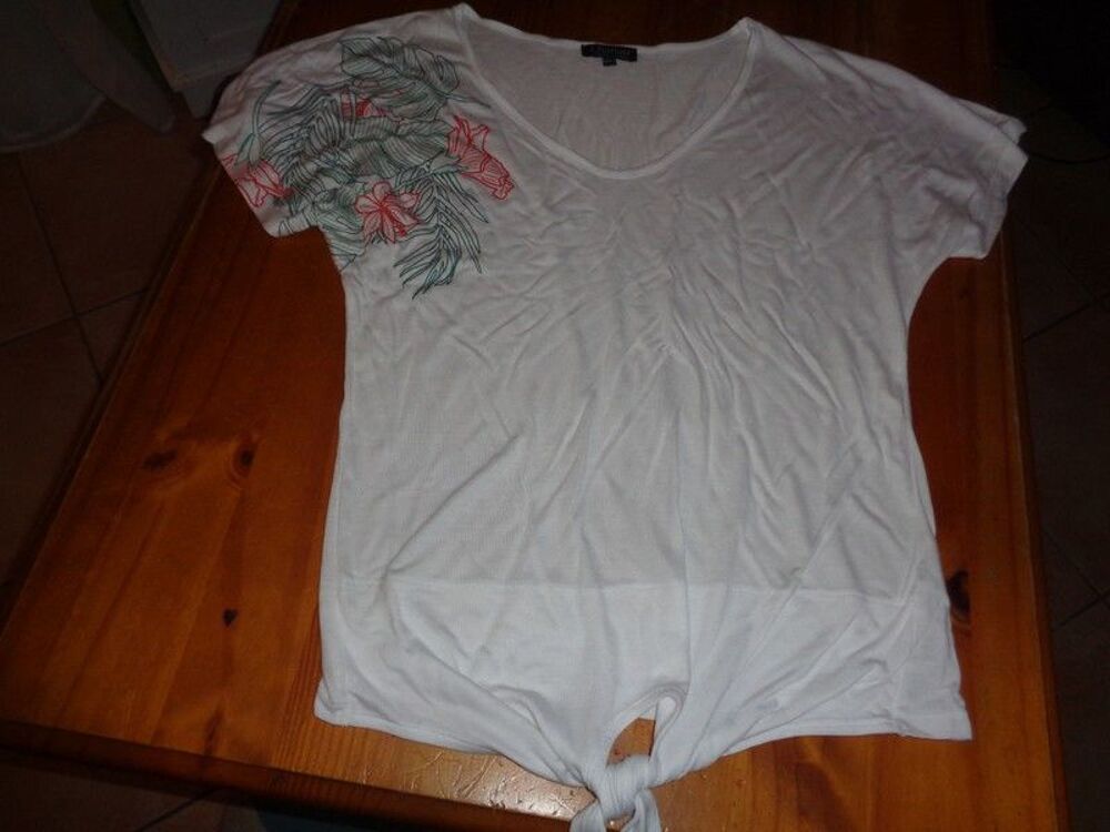 T shirt Charlott blanc taille 34/36, neuf &agrave; 15 euros Vêtements