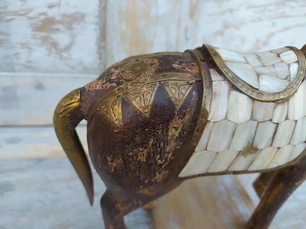 Cheval Oriental Bois Sculpt&eacute; Ornements Laiton et Nacre
Décoration