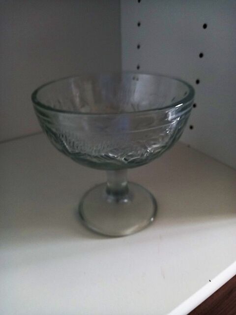 Une coupe en verre (à glace ou vide poche) 5 Villiers (86)