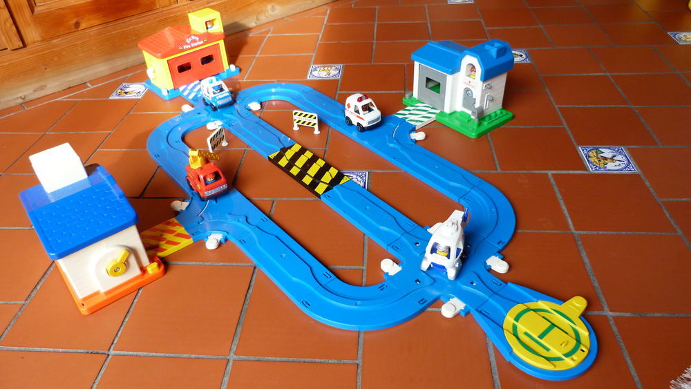 Garage pour voiture a friction enfant (tomy) tr&egrave;s bon &eacute;tat Jeux / jouets
