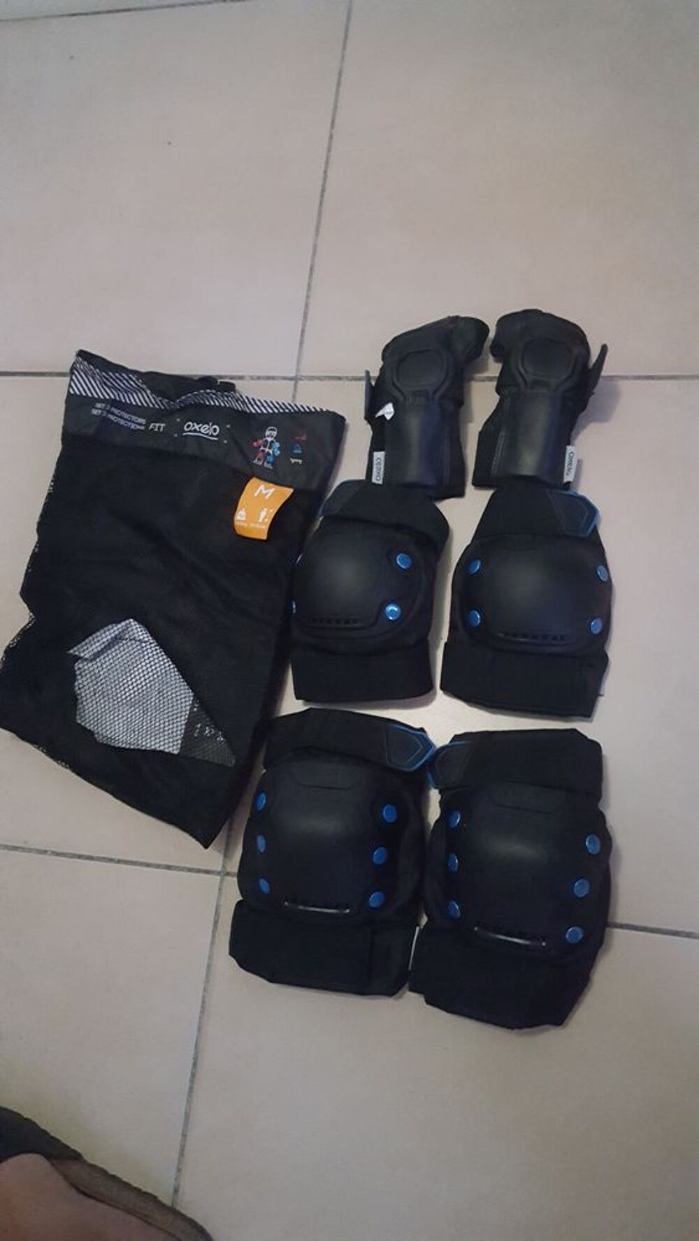 Rollers Taille 40 et Protections taille M. Sports