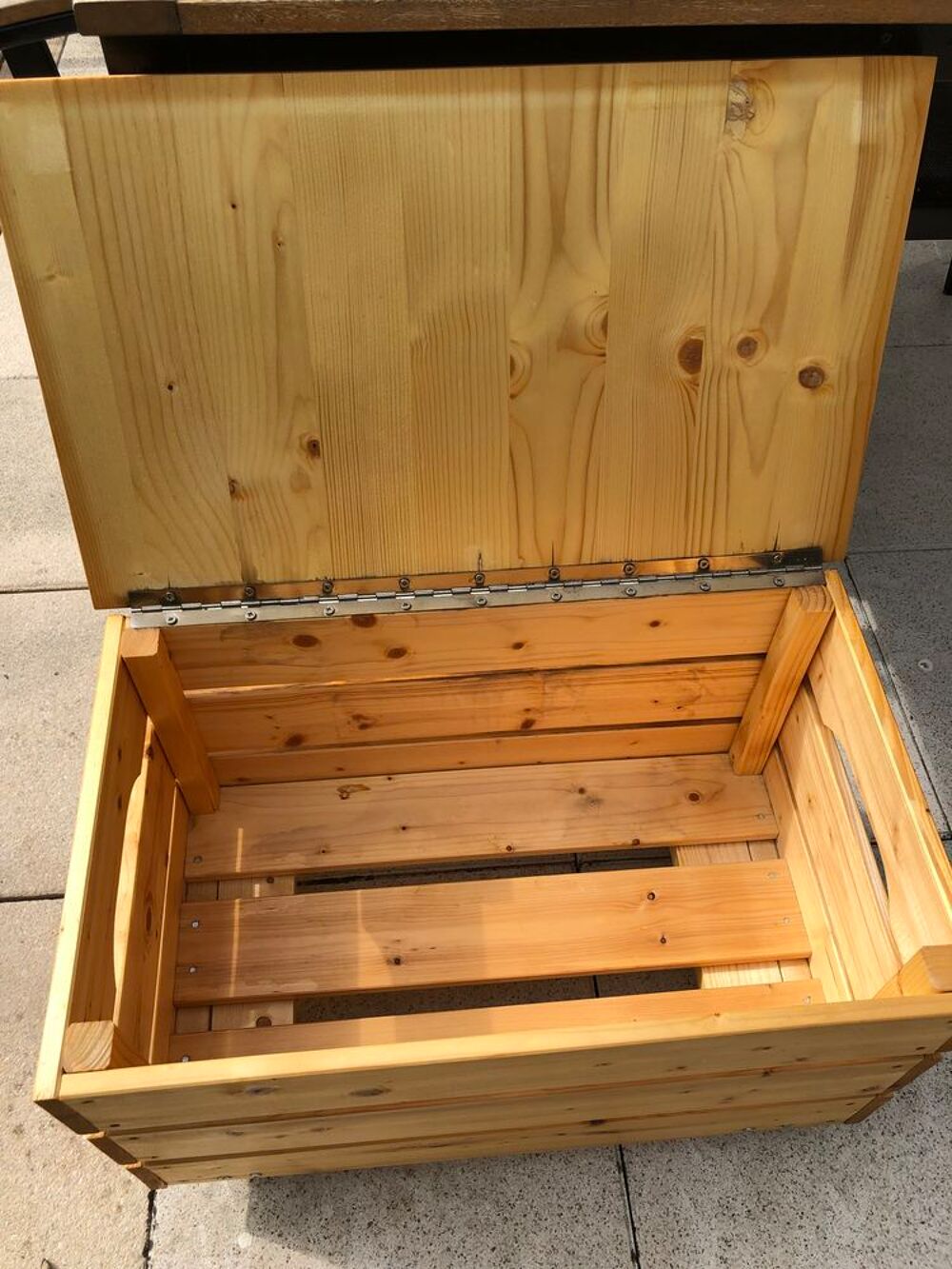 Coffre de rangement a roulettes
Jardin