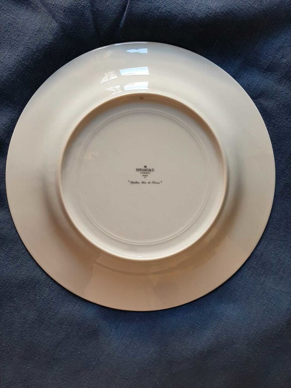 Assiettes de pr&eacute;sentation " Opaline bleu de S&egrave;vres " Décoration