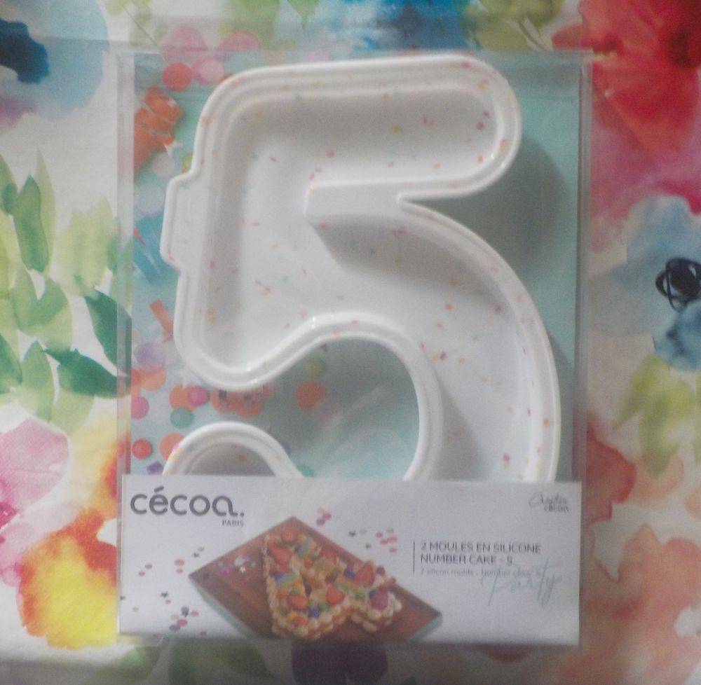 COFFRET 2 MOULES SILICONE NUMBER CAKE 5 NEUF Cuisine