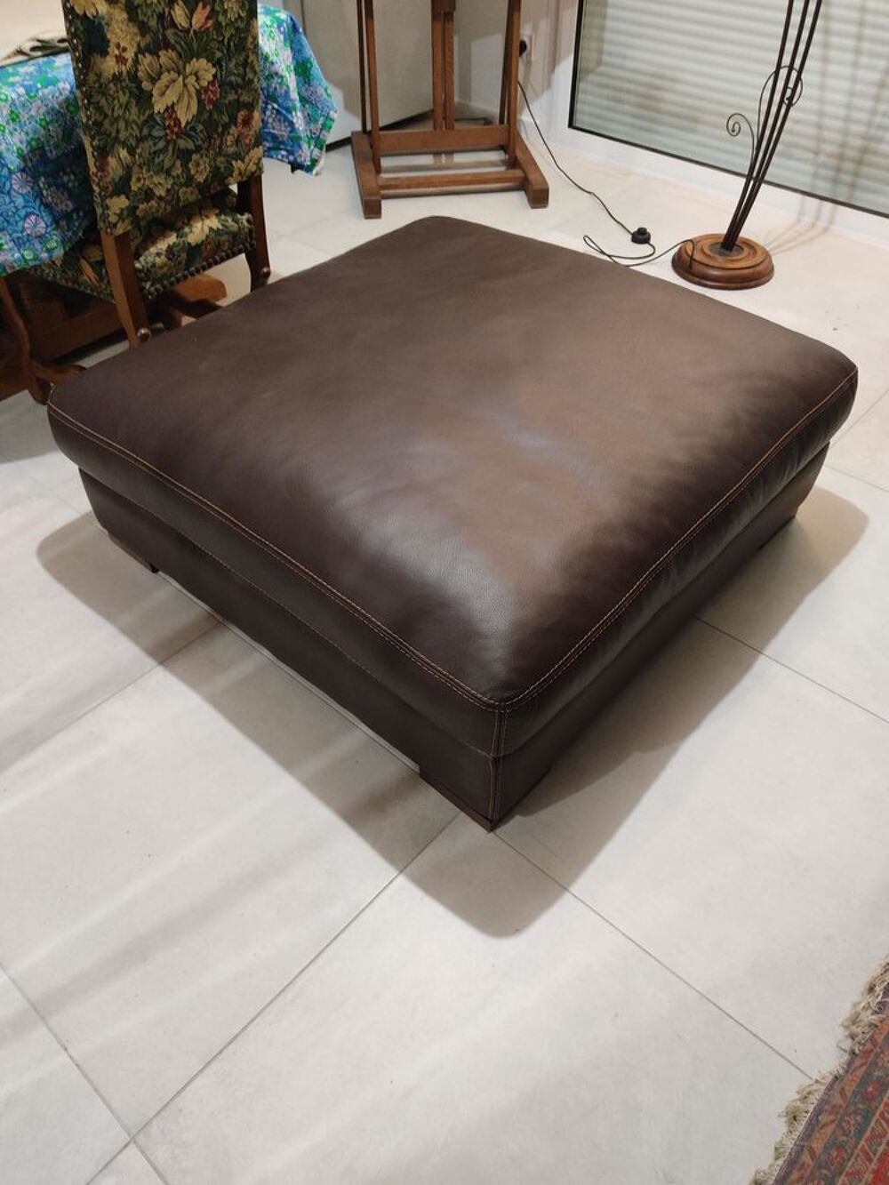 Pouf en cuir marron
Meubles