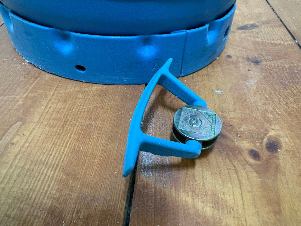 Bouteille de camping gaz et r&eacute;chaud en acier. 
Sports