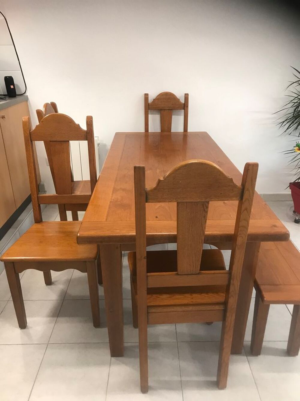 Table en ch&ecirc;ne + 4 chaises + banc 3 places + 2 rallonges.
Meubles