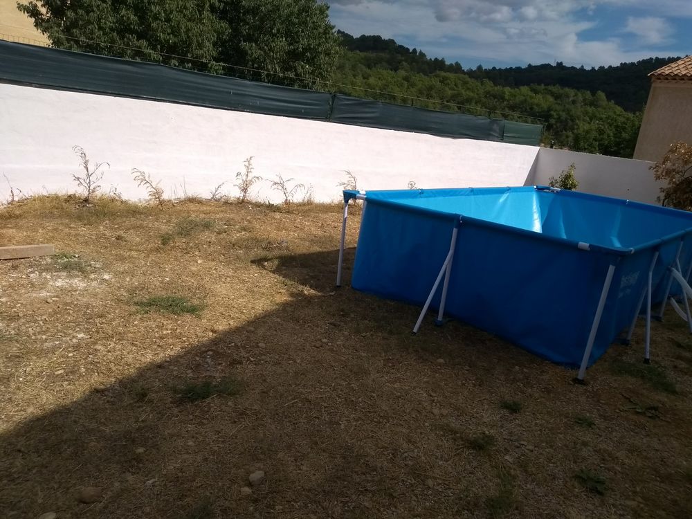 Piscine Neuve 
Avec couvercle de protection.
Produit .
Jardin