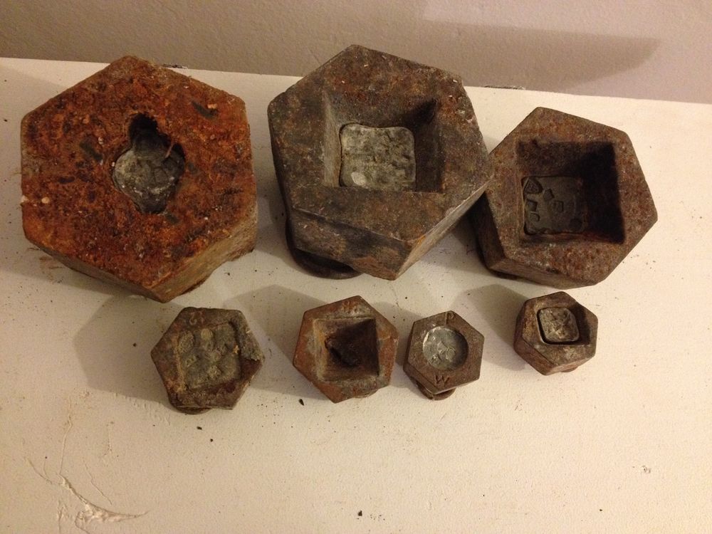 Souvenir ancien lot de 7 poids de pesage pour balance Décoration