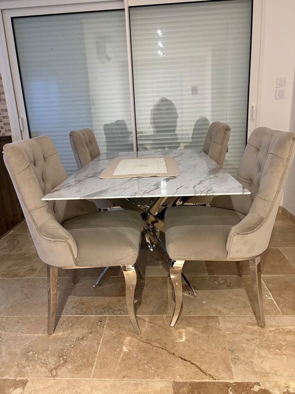 Table effet marbre et 4 chaises velours Meubles