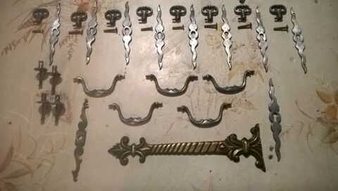 Anciennes poign�es et d�co meubles.
16 Flers-en-Escrebieux (59)