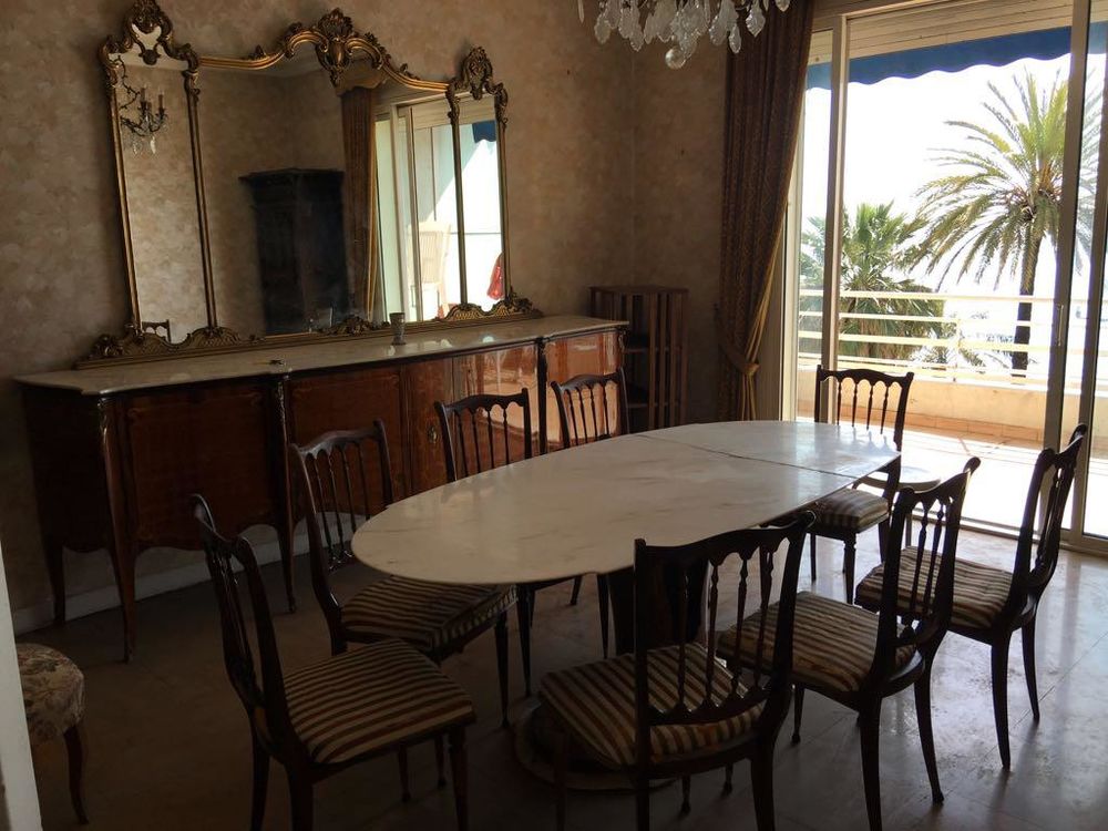Salle &agrave; manger pi&egrave;ce rare. Meubles