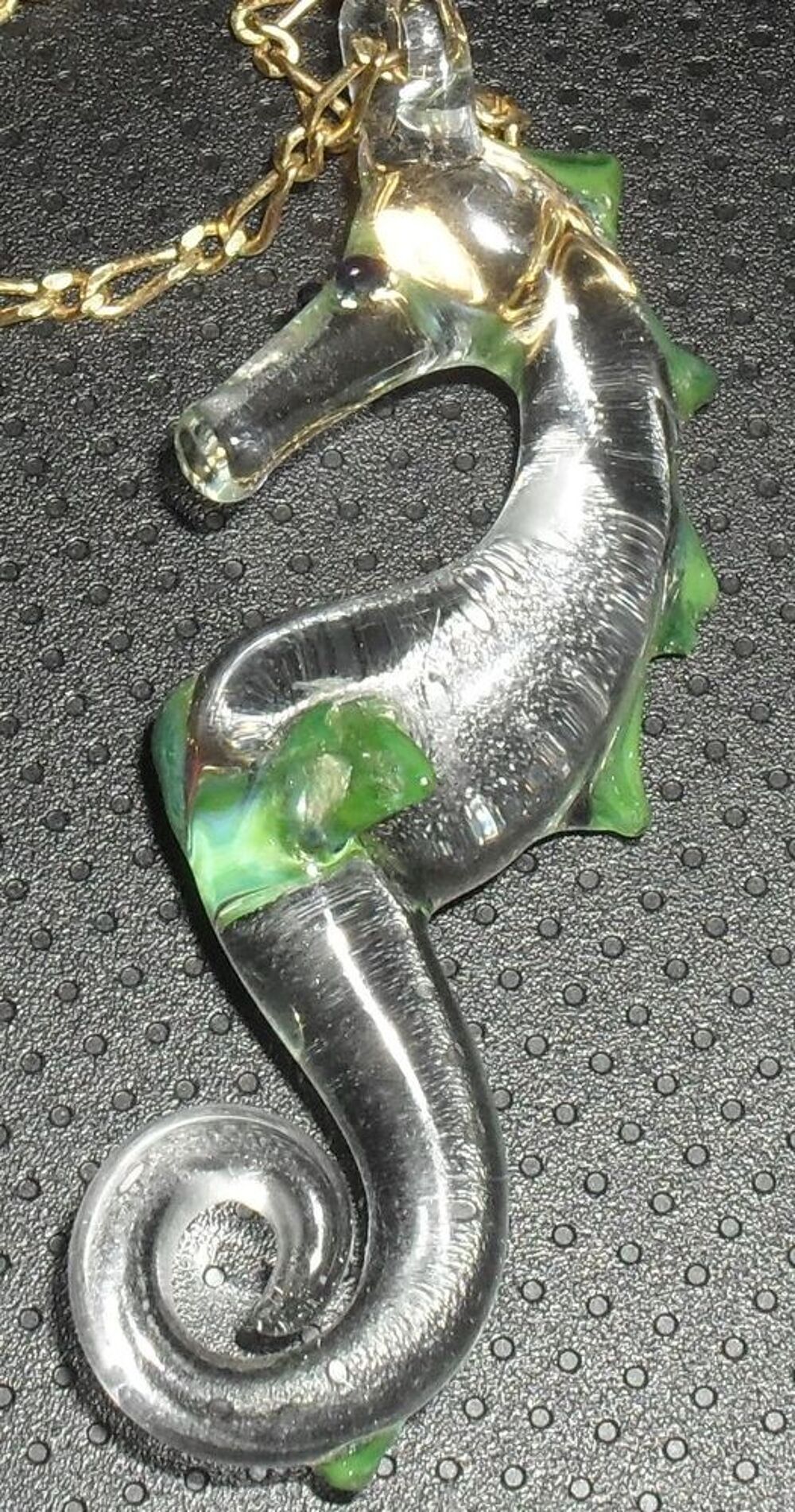 Chaine avec hippocampe en verre. Bijoux et montres