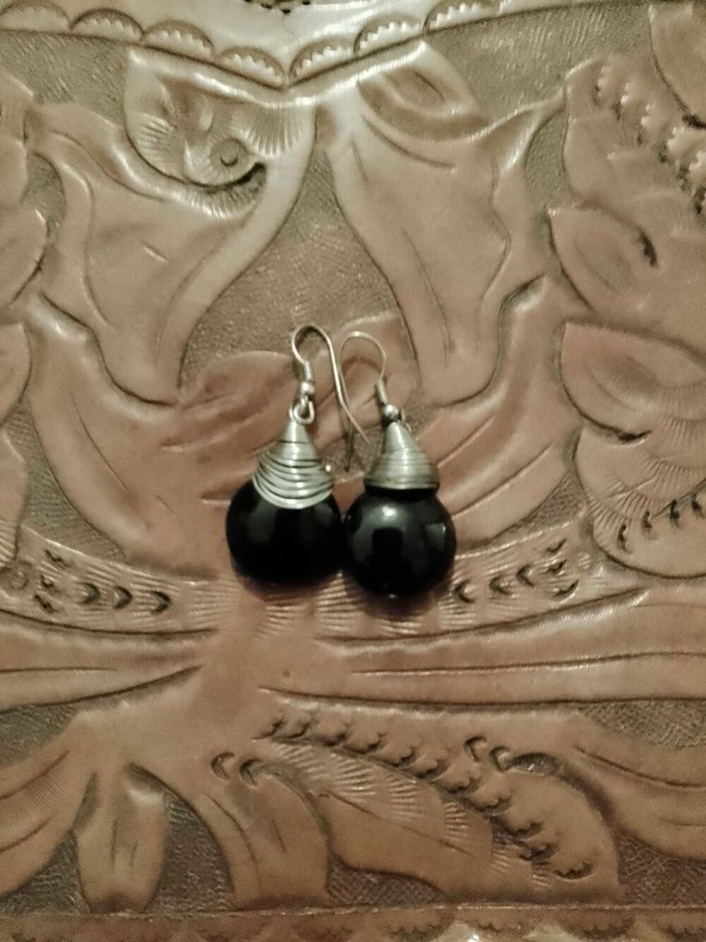 boucles d'oreilles en verre noir et m&eacute;tal argent&eacute;. Bijoux et montres