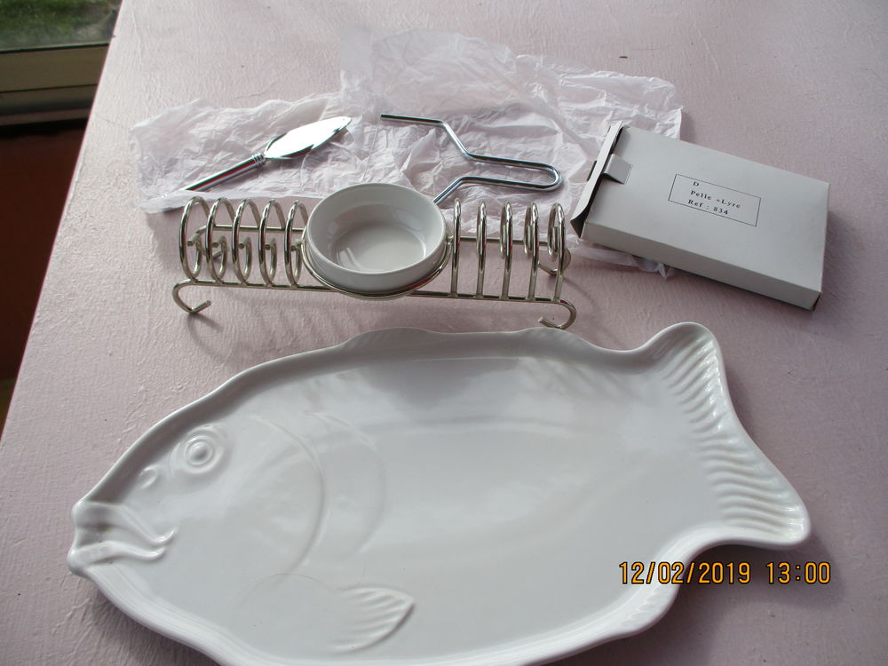 Plat pour saumon + Porte toasts chrom&eacute;. Meubles