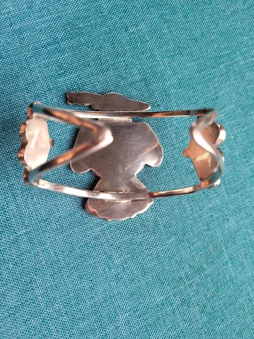 Bracelet traditionnel de la culture Zuni. Bijoux et montres