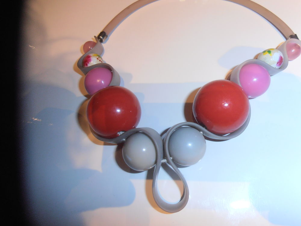 Collier boules 18 (28b) Bijoux et montres