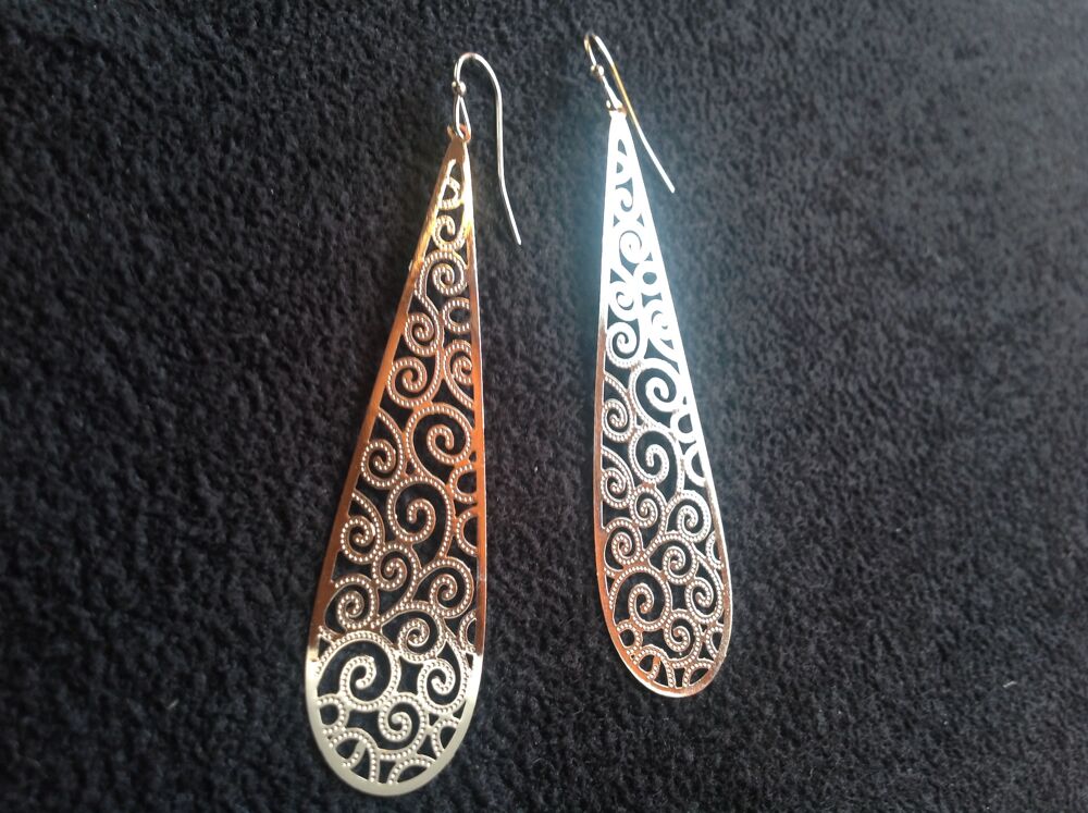 BOUCLES OREILLES ARGENT&Eacute;E GOUTTE 6,3cm Envoi possible
Bijoux et montres