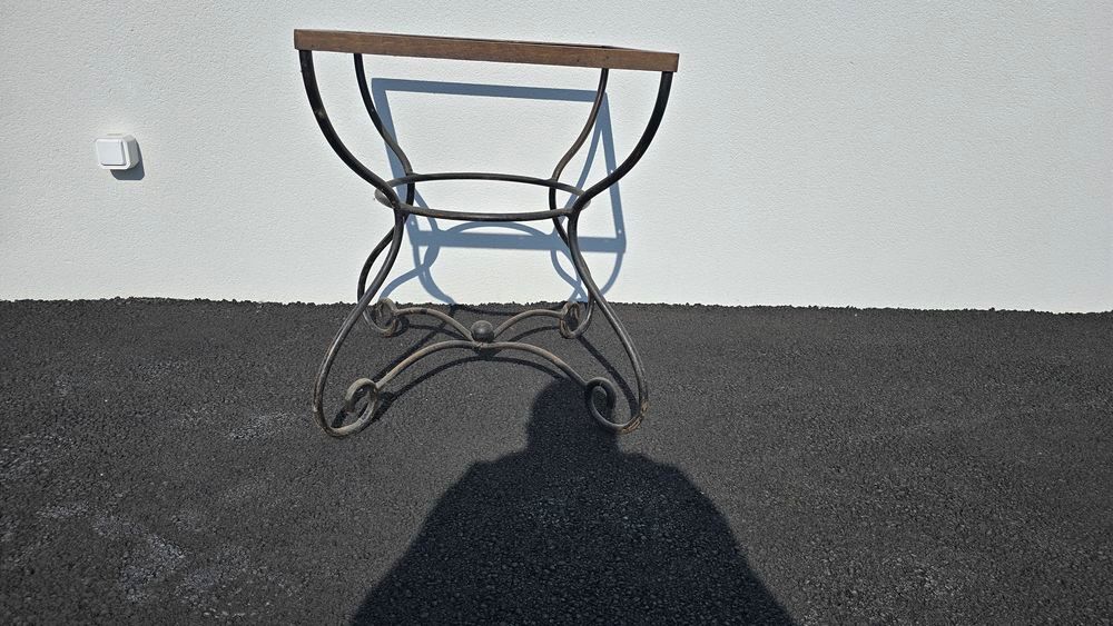 pied de table Meubles