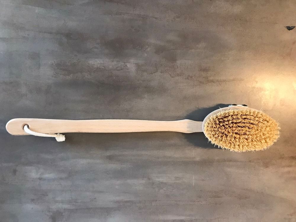 Brosse pour le corps en bois, marque Ana&eacute;, neuve,
Vêtements