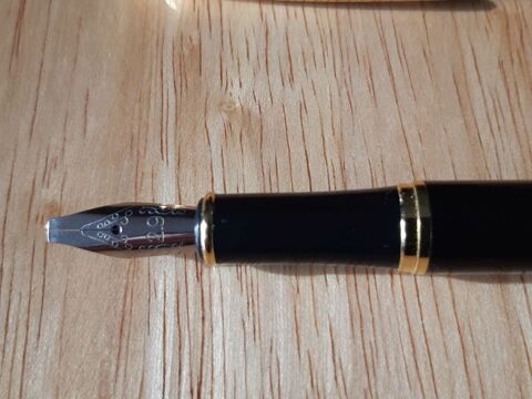 stylo  encre NEUF plume large avec une recharge vide neuve 15 La Seyne-sur-Mer (83)