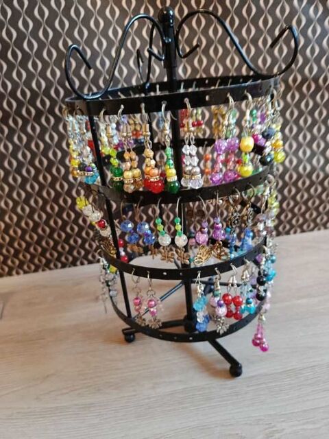 A saisir, gros lot de 70 paires de boucles d'oreilles, jamais port�es ! 120 Langueux (22)