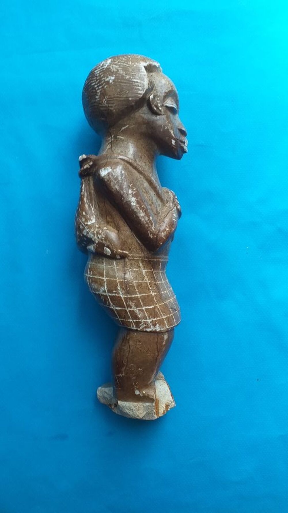 Statue africaine, pierre dure, porte un mouton dans le dos Décoration